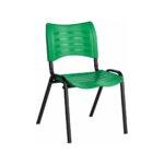Cadeira Plástica ISO Fixa Verde sem Braços em vista frontal três quartos, com estrutura preta