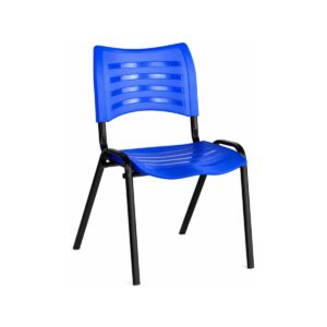 Cadeira Plástica ISO Fixa Azul sem Braços em vista frontal três quartos, com estrutura tubular preta