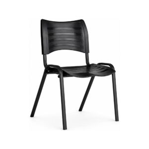 Cadeira Plástica ISO Fixa Preta sem Braços em vista frontal três quartos, com estrutura tubular