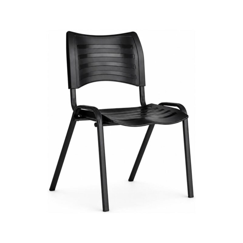 Cadeira Plástica ISO Preta em vista três quartos Cadeira Plástica ISO Fixa Preta sem Braços em vista frontal três quartos, com estrutura tubular