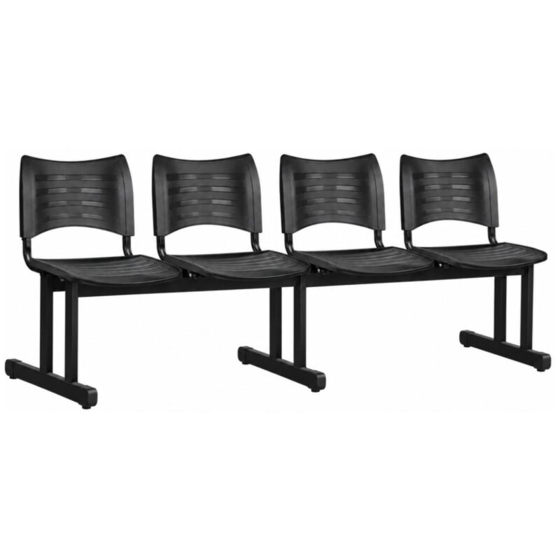Cadeira longarina plástica de 4 lugares preta, sem braços, com estrutura metálica e três pés fixos, vista frontal esquerda.