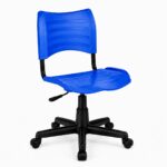 Cadeira Plástica Azul – Vista Frontal Direita Cadeira de Escritório Plástica Giratória Azul em vista frontal direita com base giratória