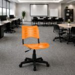 Cadeira Plástica Laranja em Escritório Corporativo Cadeira Plástica Giratória Laranja em escritório corporativo com espaço para treinamento