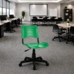 Cadeira Plástica Giratória Verde em escritório corporativo com espaço para treinamento