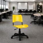 Cadeira Plástica Amarela em Escritório Corporativo Cadeira Plástica Giratória Amarela em escritório corporativo com espaço para treinamento