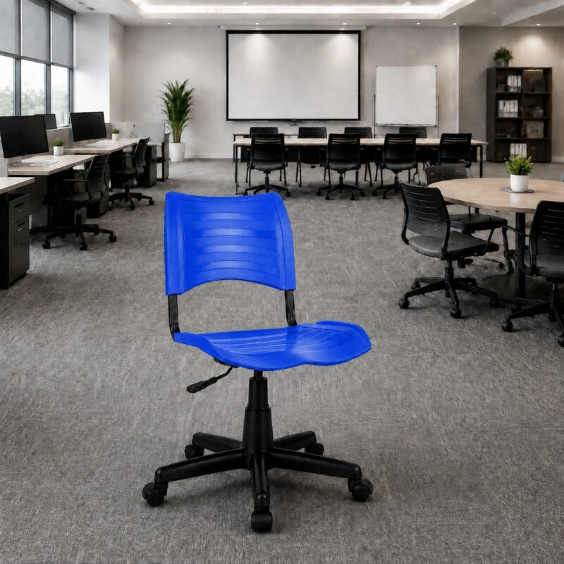 Cadeira Plástica Giratória Azul em escritório corporativo com espaço para treinamento