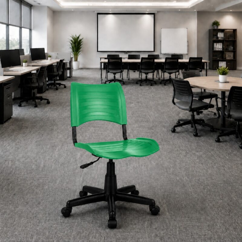Cadeira Plástica Giratória Verde em escritório corporativo com espaço para treinamento