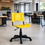 Cadeira Plástica Giratória Amarela em Coworking Cadeira Plástica Giratória Amarela posicionada em ambiente profissional de coworking
