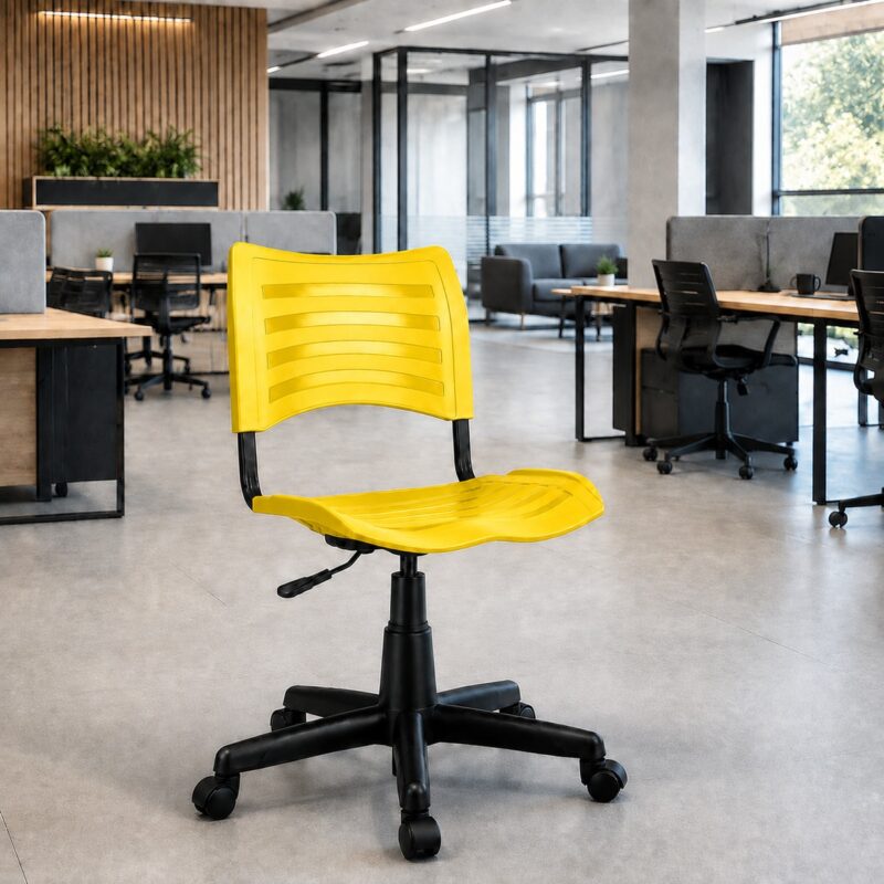 Cadeira Plástica Giratória Amarela posicionada em ambiente profissional de coworking