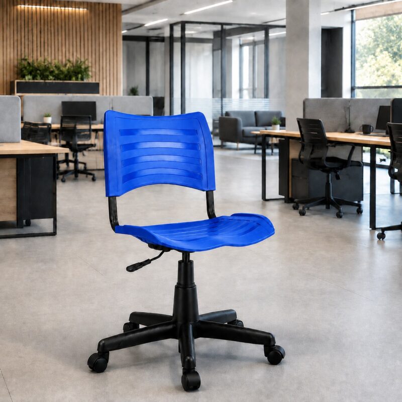 Cadeira Plástica Giratória Azul posicionada em ambiente profissional de coworking