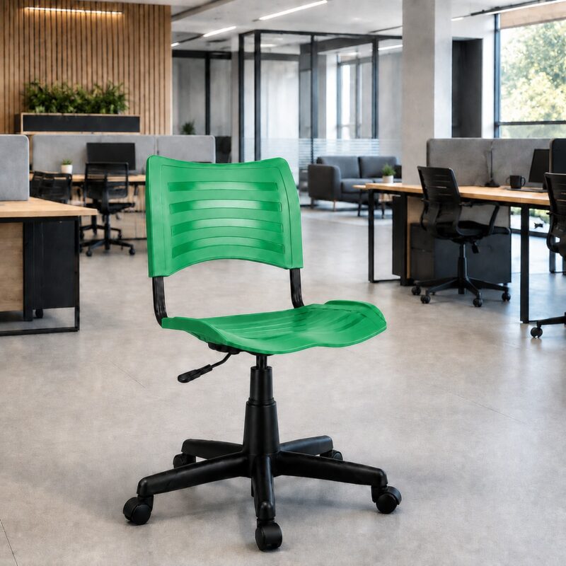 Cadeira Plástica Giratória Verde posicionada em ambiente profissional de coworking