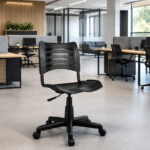 Cadeira Giratória Plástica MRPlast Preta posicionada em ambiente profissional de coworking