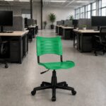 Cadeira Plástica Giratória Verde em escritório open space com estações de trabalho
