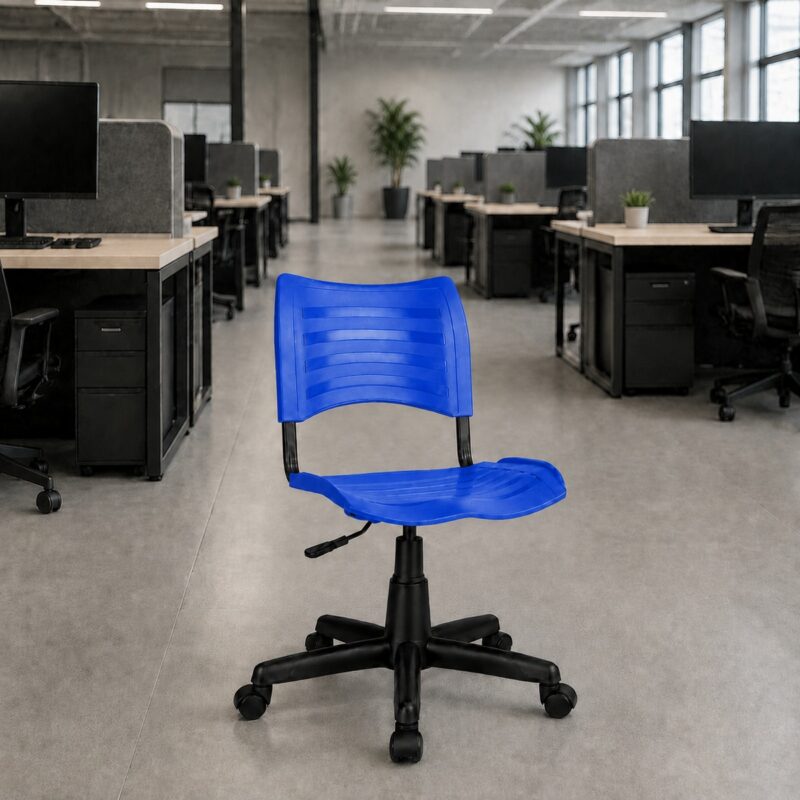 Cadeira Plástica Giratória Azul em escritório open space com estações de trabalho