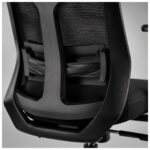 Close-up da fixação do encosto ao assento da cadeira presidente ergonômica preta com estrutura giratória.