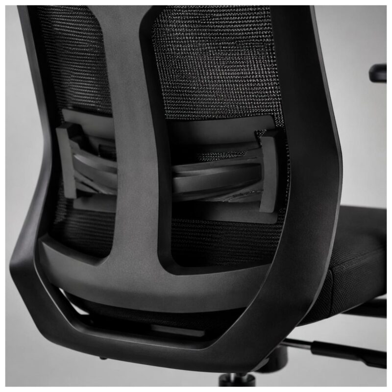 Close-up da fixação do encosto ao assento da cadeira presidente ergonômica preta com estrutura giratória.