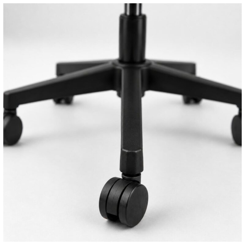 Close-up da base de nylon e dos rodízios em PU da cadeira presidente ergonômica giratória preta.
