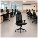 Cadeira presidente ergonômica preta aplicada em escritório corporativo com área de trabalho e reunião.
