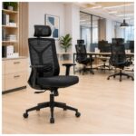 Cadeira presidente ergonômica preta posicionada em coworking moderno com mobiliário profissional.