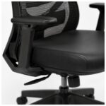 Macro comercial do apoio de cabeça ajustável da cadeira presidente ergonômica preta com encosto em tela mesh.