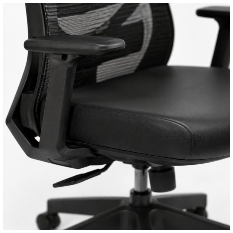 Macro comercial do apoio de cabeça ajustável da cadeira presidente ergonômica preta com encosto em tela mesh.
