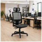 Cadeira Presidente Brizza em Tela posicionada em coworking moderno com mobiliário profissional.