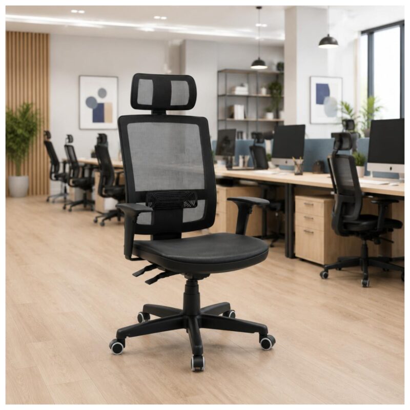 Cadeira Presidente Brizza em Tela posicionada em coworking moderno com mobiliário profissional.
