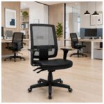 Cadeira de Escritório Brizza Diretor preta ambientada em coworking moderno com espaço profissional de trabalho compartilhado.