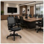 Cadeira de Escritório Brizza Diretor preta utilizada em sala de reunião corporativa com composição executiva.