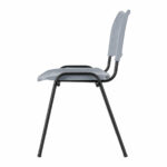 Cadeira Plástica ISO Fixa Cinza em vista lateral direita, com estrutura tubular de quatro pés