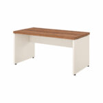 Mesa para escritório sem gavetas em três quartos, com tampo amadeirado e pés em painel Champanhe.