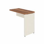 Mesa auxiliar de escritório — perspectiva com pé painel Mesa auxiliar de escritório em três quartos, com tampo amadeirado, pé em painel claro e sapatas pretas.