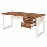 Mesa de escritório pé quadro com duas gavetas abertas, tampo amadeirado e estrutura metálica clara.