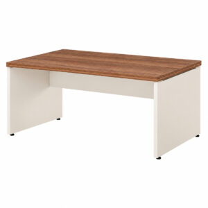 Mesa de escritório sem gavetas em três quartos, com tampo amadeirado Nogal Sevilha e pés em painel Champanhe.