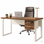 Mesa de escritório pé quadro com gavetas, notebook e luminária dourada, acompanhada de cadeira preta.