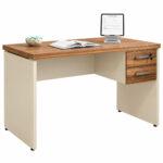 Mesa com duas gavetas e acessórios sobre o tampo Mesa com duas gavetas fechadas, livro aberto, tablet em suporte e pequeno vaso sobre o tampo amadeirado.