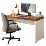 Mesa de Escritório para Home Office em Goiânia Mesa de escritório com cadeira estofada, monitor, teclado, luminária e acessórios sobre o tampo amadeirado.