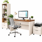 Mesa para escritório com computador e cadeira giratória cinza, acompanhada de estante, gaveteiro e impressora.