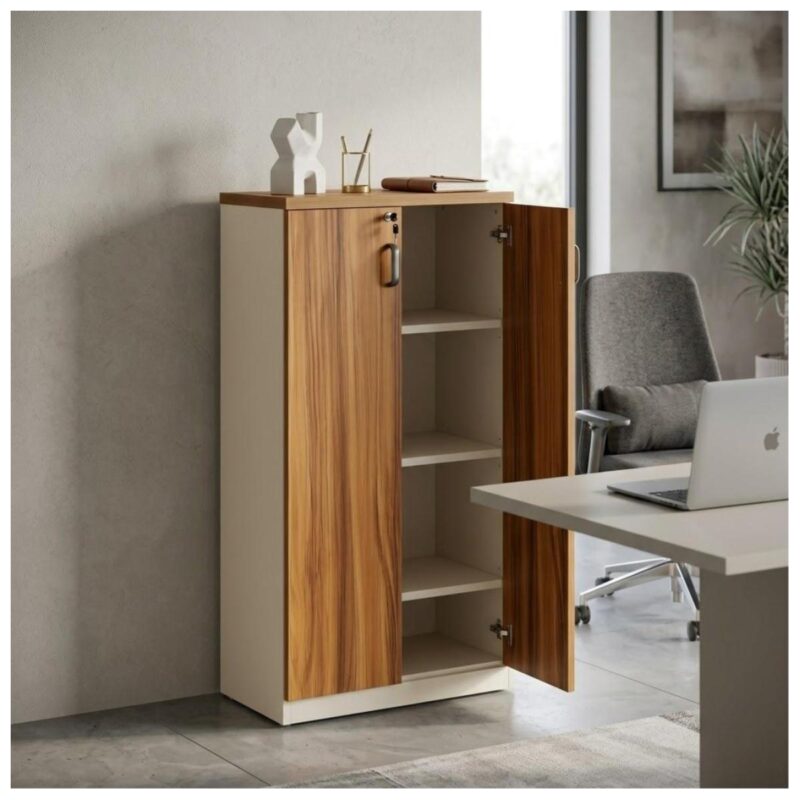 Armário alto com porta direita aberta ao lado de mesa com notebook em escritório com cadeira cinza e janela.