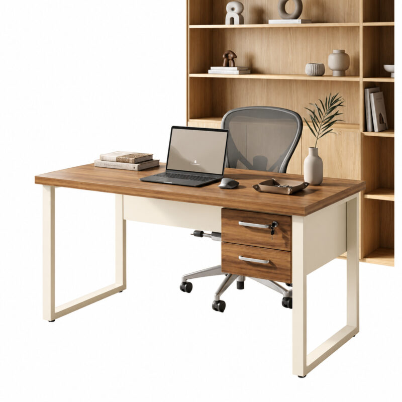 Mesa de escritório pé quadro com duas gavetas, notebook e cadeira de tela, com estante amadeirada ao fundo.
