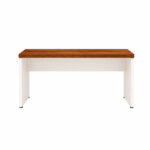 Mesa para escritório sem gavetas em vista frontal, com tampo amadeirado, saia central e pés claros em painel.