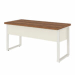Mesa de escritório pé quadro vista por trás, com saia central clara, tampo amadeirado e pés metálicos retangulares.