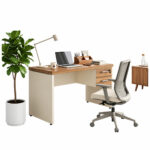 Mesa executiva com gavetas em composição com cadeira giratória, notebook, luminária, planta e armário ao fundo.