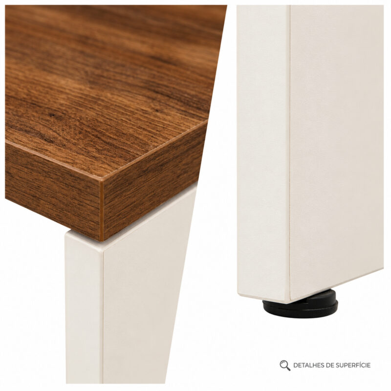 Mesa de escritório com detalhes ampliados do canto do tampo amadeirado e da sapata sob o painel claro.