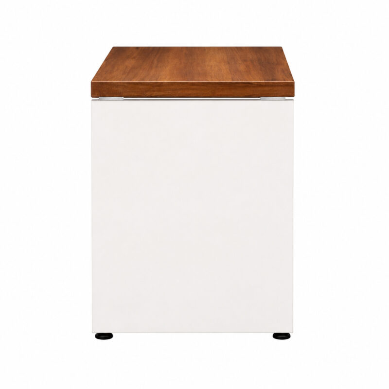 Mesa para escritório em vista lateral, com pé em painel Champanhe, tampo amadeirado e sapatas pretas.