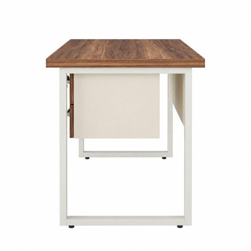 Mesa de escritório pé quadro em vista lateral, com tampo amadeirado, estrutura clara e sapatas pretas.