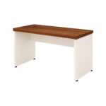 Mesa para escritório sem gavetas em perspectiva pelo lado oposto, com tampo Nogal Sevilha e painéis Champanhe.
