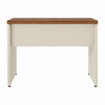 Vista traseira da mesa com painel horizontal Champanhe Vista traseira da mesa com tampo amadeirado, painel horizontal Champanhe e pés laterais com sapatas pretas.