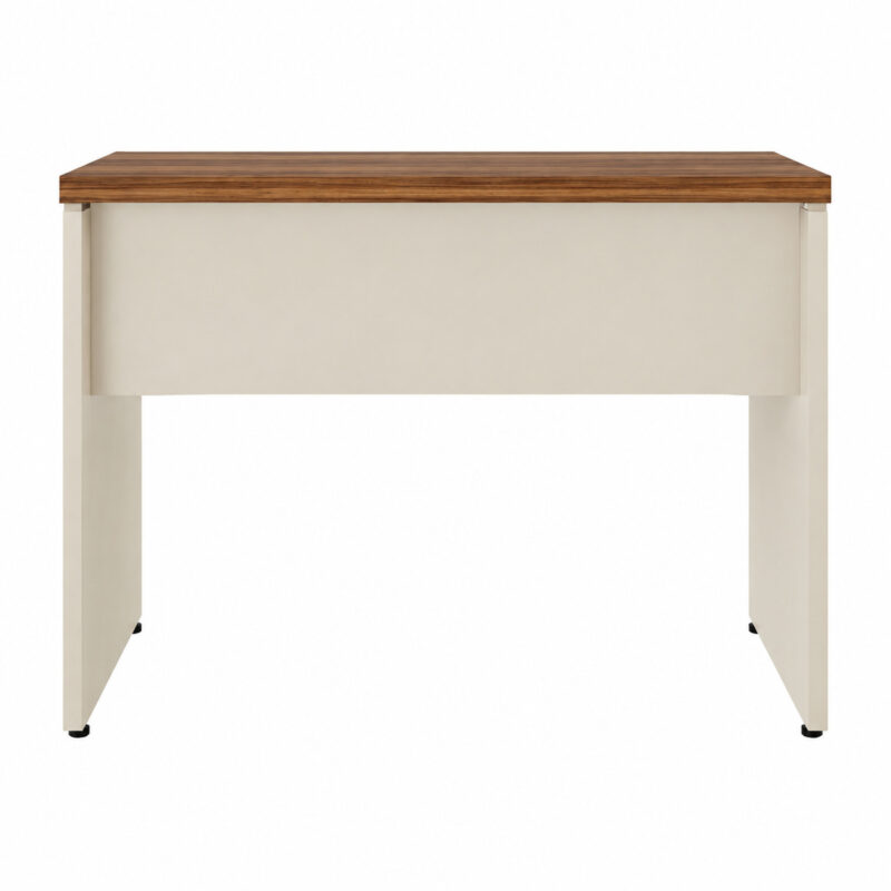 Vista traseira da mesa com tampo amadeirado, painel horizontal Champanhe e pés laterais com sapatas pretas.