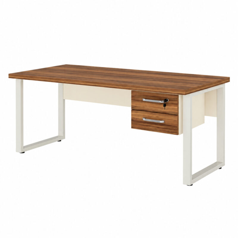 Mesa de escritório pé quadro em três quartos, com duas gavetas fechadas, tampo amadeirado e estrutura clara.